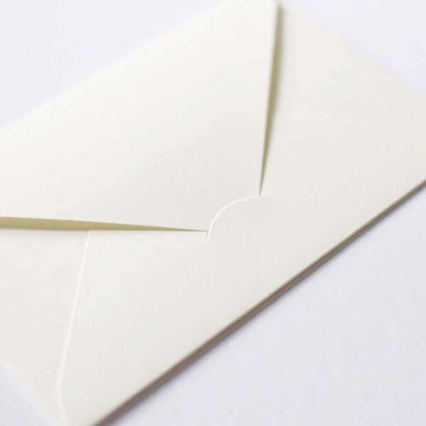 Ręcznie klejona, elegancka koperta ze sprytnym nacięciem do zamknięcia.